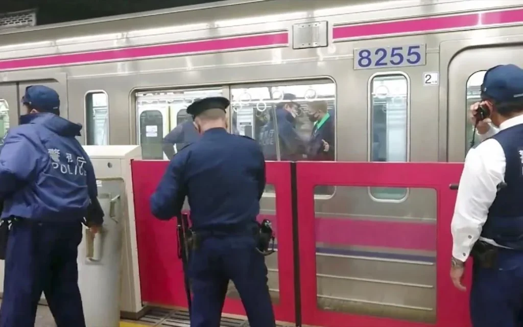 Τόκιο: Τέσσερις τραυματίες από επίθεση με μαχαίρι μέσα σε τρένο (βίντεο)