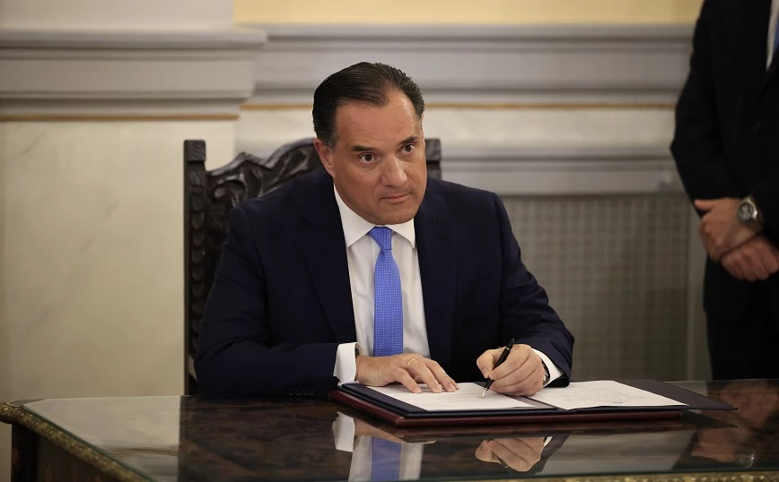«Έτρεξε» να υπογράψει για το υπουργείο Υγείας ο Α.Γεωργιάδης – Τον έβαλε στην «θέση» του η υπάλληλος του Προεδρικού 