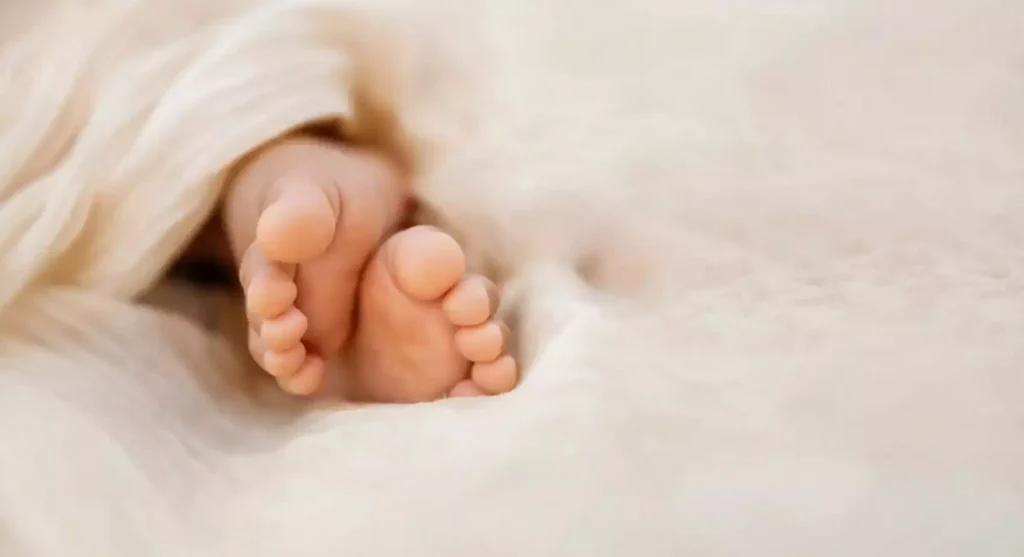 Ξεσπά ο παππούς του 15 μηνών βρέφους που πέθανε στην Πτολεμαΐδα: «Γιατί δεν κράτησαν το μωρό; – Μας είπαν να του δώσουμε ένα depon»