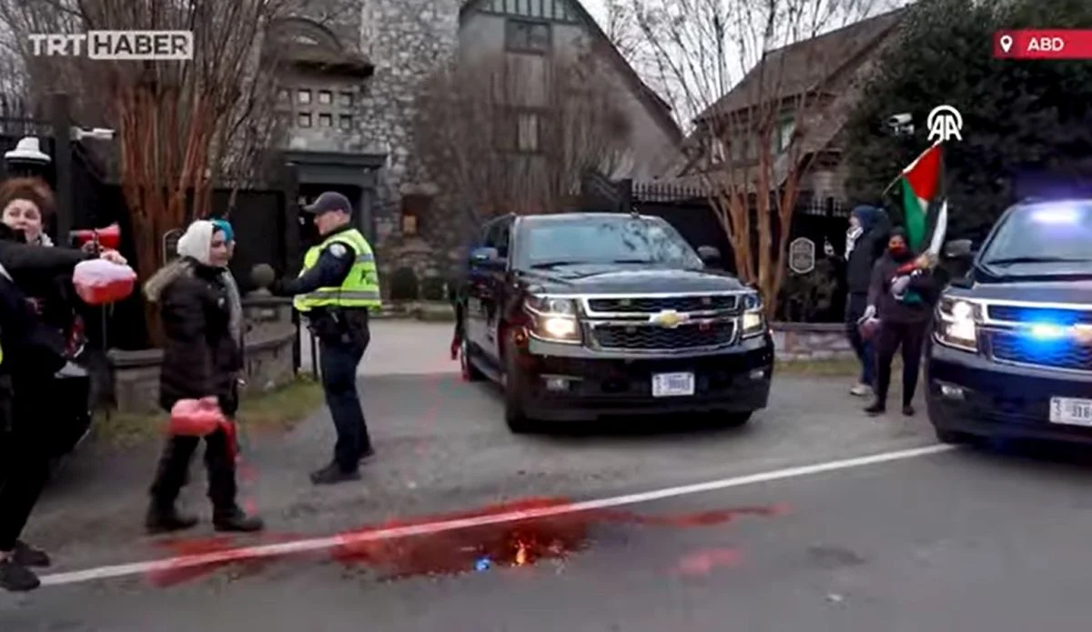 Διαδηλωτές έξω από το σπίτι του ο Α.Μπλίνκεν για την Παλαιστίνη: «Ντροπή – Εγκληματία πολέμου!»