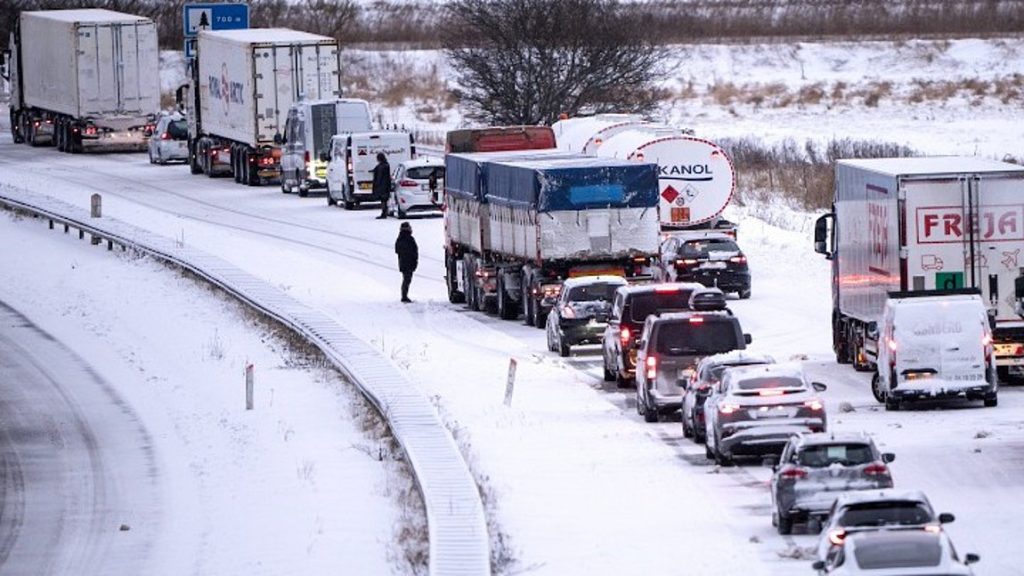 Σφοδρές χιονοπτώσεις σε Σουηδία και Δανία – Εγκλωβίστηκαν πάνω από 1.000 οδηγοί