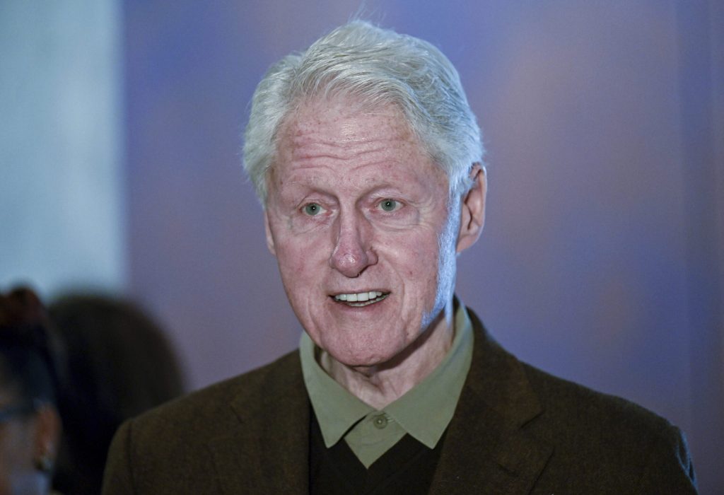 Ο Μπιλ Κλίντον εισέβαλε σε περιοδικό και απείλησε να μην δημοσιεύουν άρθρα κατά του «καλού του φίλου» Επστάιν