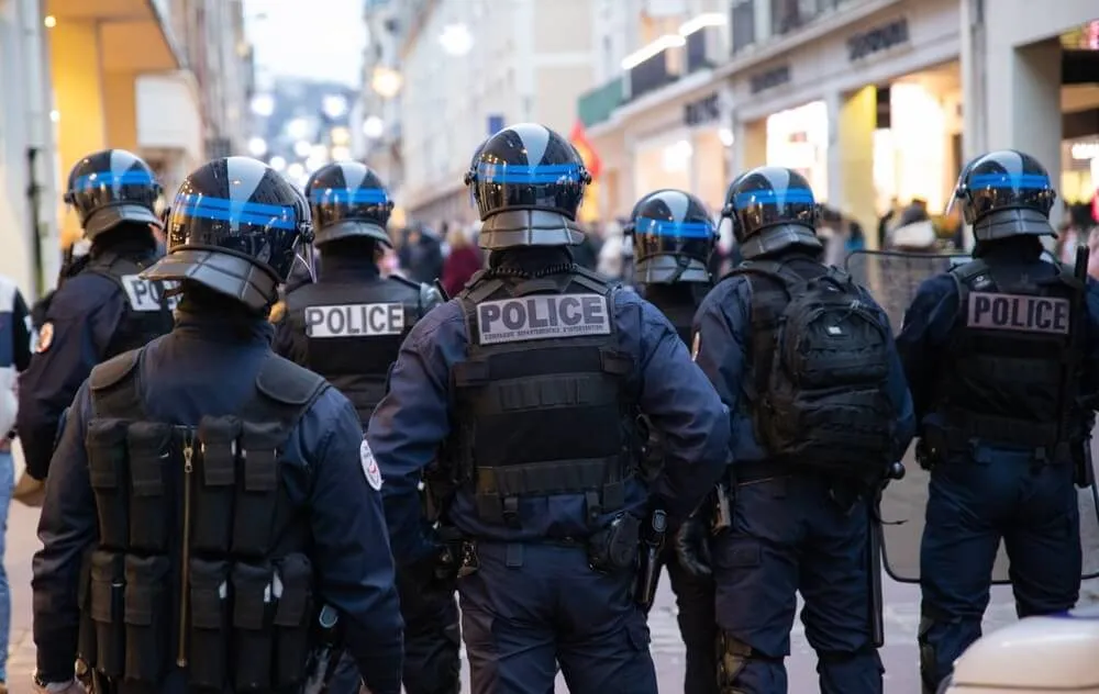 Γαλλία: Ένας 30χρονος έχασε τη ζωή του μετά από τουλάχιστον 10 χτυπήματα με τέιζερ από αστυνομικούς
