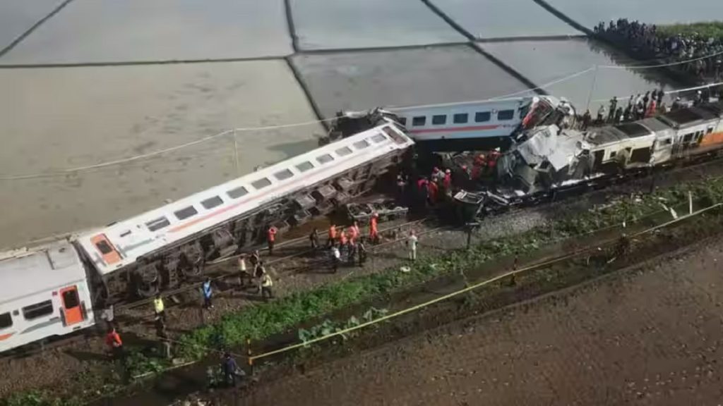 Ινδονησία: Τουλάχιστον τρεις άνθρωποι έχασαν τη ζωή τους και άλλοι 28 τραυματίστηκαν μετά από σύγκρουση τρένων