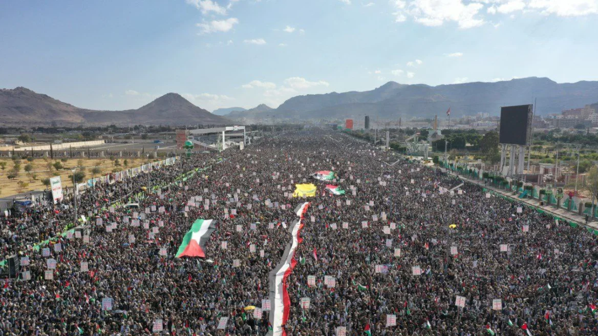 «Πολεμικός πυρετός» στην Υεμένη: Μεγάλη διαδήλωση ενώ ΗΠΑ και Βρετανία «ζεσταίνουν» τις πολεμικές μηχανές τους (βίντεο) 