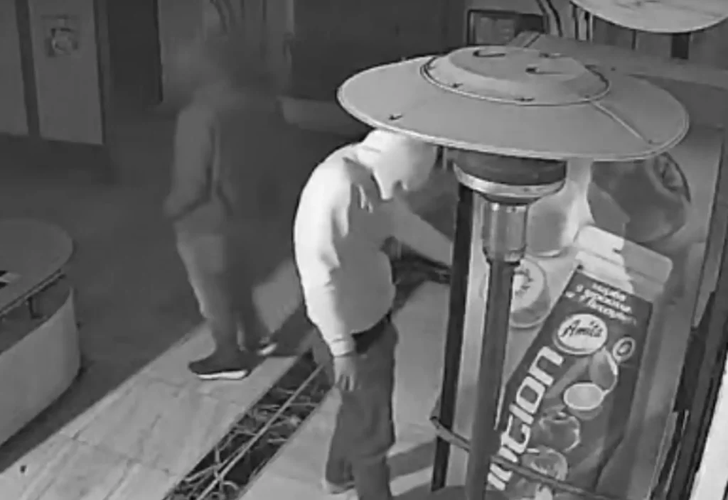 Χανιά: Κάμερα «τσάκωσε» κουκουλοφόρους να σπάνε ψυγείο σε εστιατόριο (βίντεο)