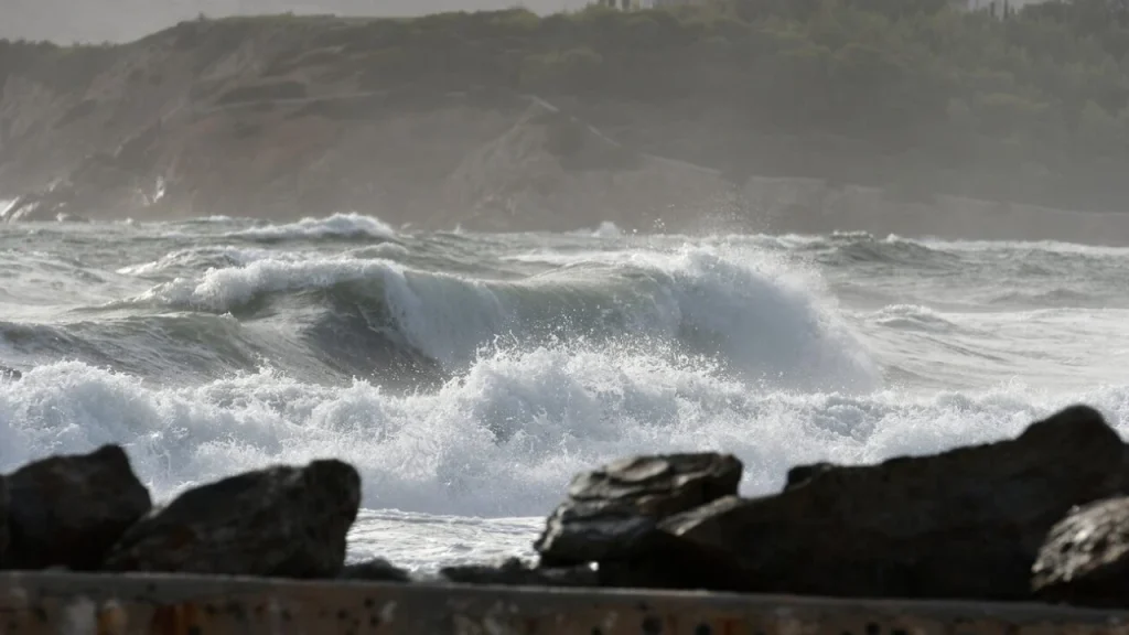 Έκτακτο δελτίο καιρού από την ΕΜΥ – Σε ποιες περιοχές θα σημειωθούν καταιγίδες ανήμερα των Θεοφανίων