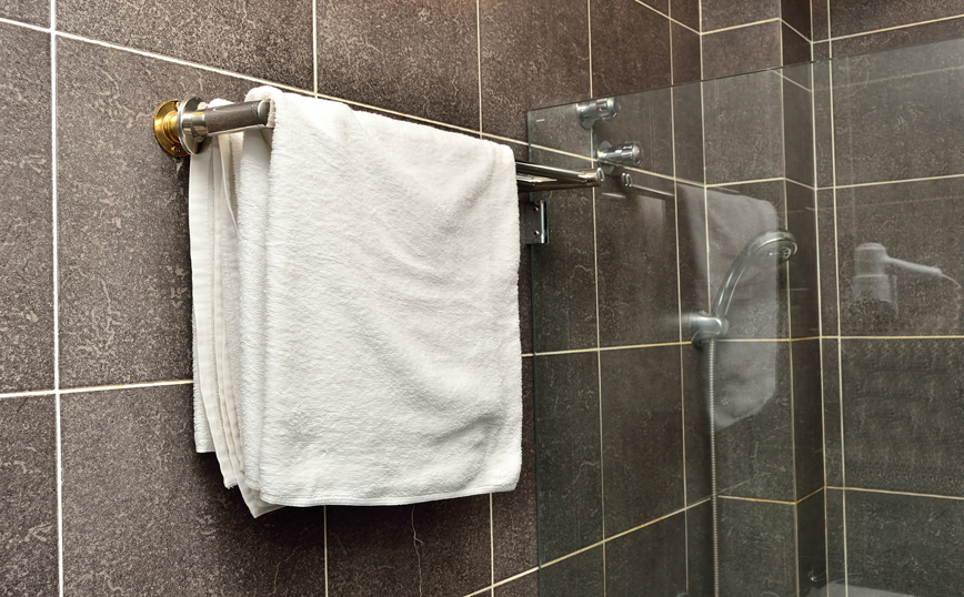 Νέα έρευνα: Το μπάνιο μπορεί να είναι άντρο μικροβίων αν δεν αλλάζετε συχνά τις πετσέτες