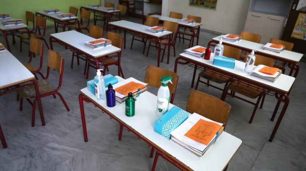 Κορωνοϊός: Οι συστάσεις του ΕΟΔΥ για το άνοιγμα των σχολείων – Τι θα γίνεται με τις απουσίες