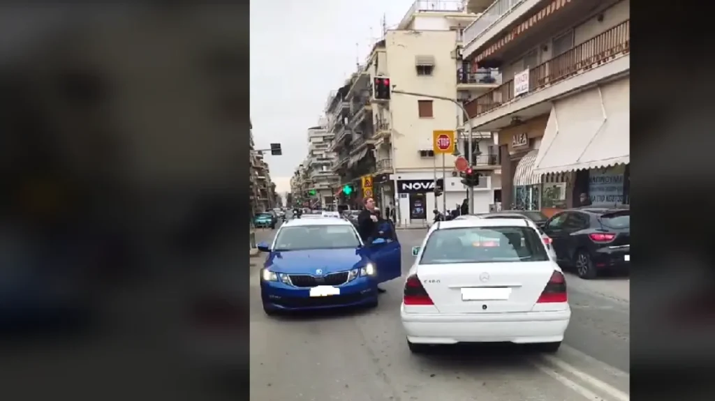 Θεσσαλονίκη: Πάρκαρε το αυτοκίνητό του στη… μέση του δρόμου – Δείτε το βίντεο που έγινε viral 