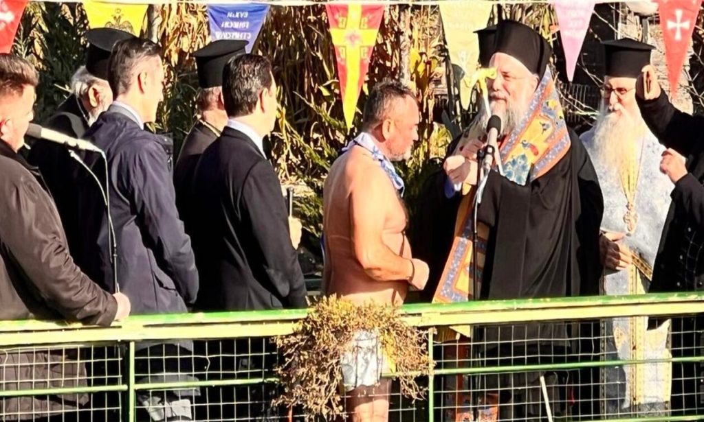 Τρίκαλα: Έπιασε τον Σταυρό για να τον χαρίσει στην κόρη του που βγήκε σώα από τα Τέμπη