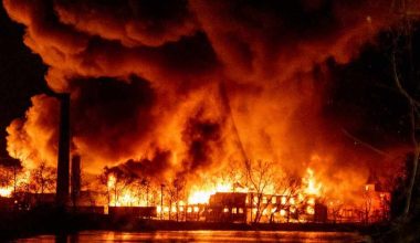 Κολοσσιαία πυρκαγιά στο Νιου Τζέρσεϊ των ΗΠΑ σε αποθήκες με όπλα που προορίζονταν για την Ουκρανία (βίντεο)