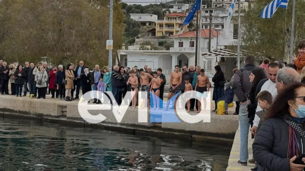 Θεοφάνια: Ένας μαθητής Γυμνασίου έπιασε πρώτος τον Σταυρό σε παραλία της Εύβοιας (βίντεο)