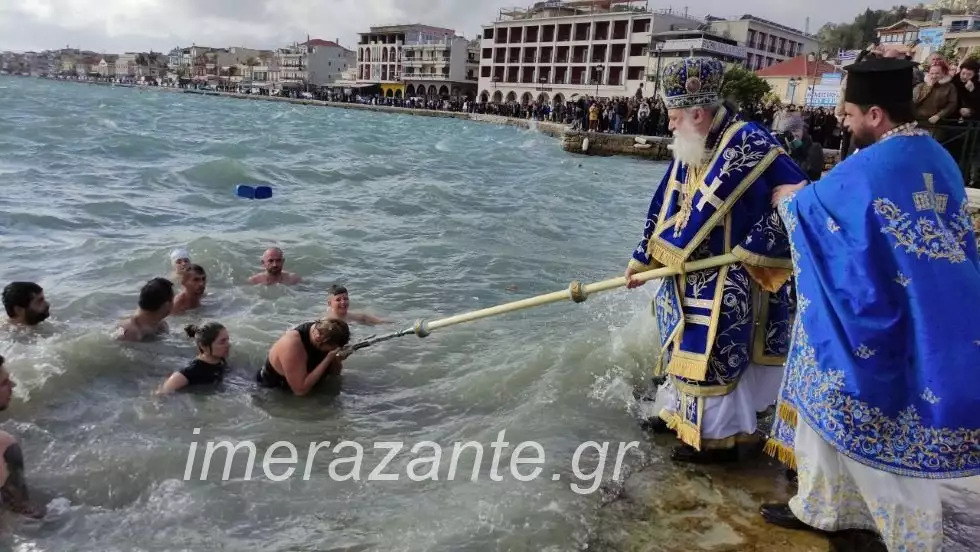 Θεοφάνια: Η συγκίνηση της γυναίκας που έπιασε και φίλησε πρώτη τον Τίμιο Σταυρό στη Ζάκυνθο
