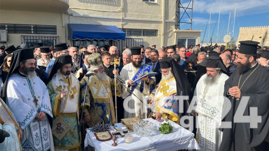 Πλήθος πιστών για τη γιορτή των Θεοφανίων σε όλη τη χώρα – 8χρονος έπιασε τον Σταυρό στο Ηράκλειο (βίντεο-φωτο)