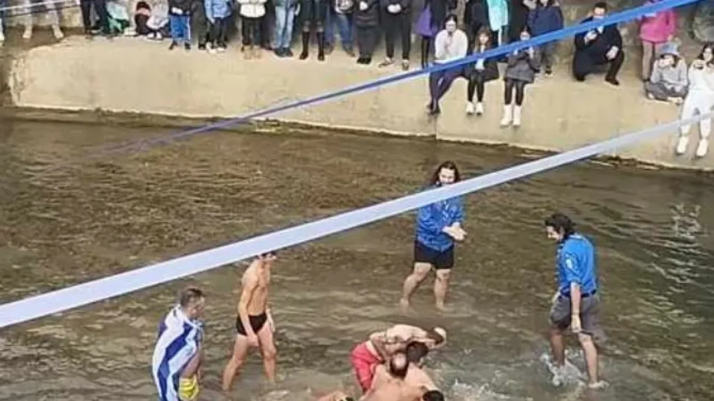 Θεοφάνια: «Πιάστηκαν» στα χέρια για τον σταυρό στα Τρίκαλα – «Θα σκοτωθούν τώρα» σχολίασε ο Μητροπολίτης