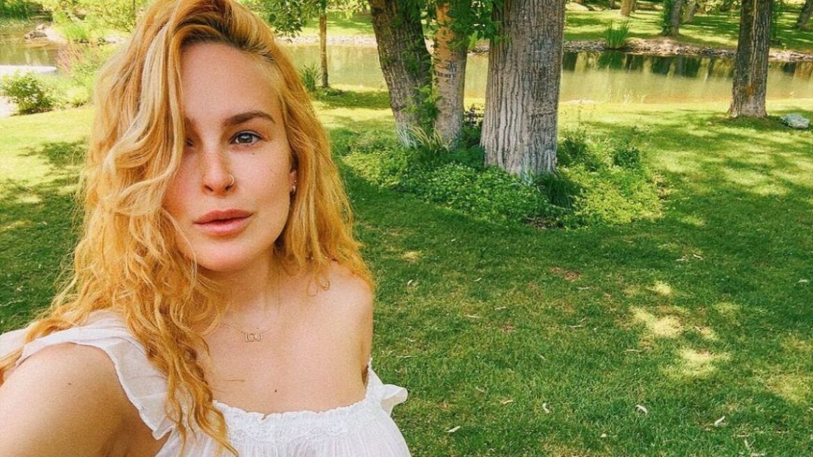 Ράμερ Γουίλις: Ποζάρει γυμνή στη μπανιέρα της και «μαγνητίζει» τα βλέμματα (φωτο)