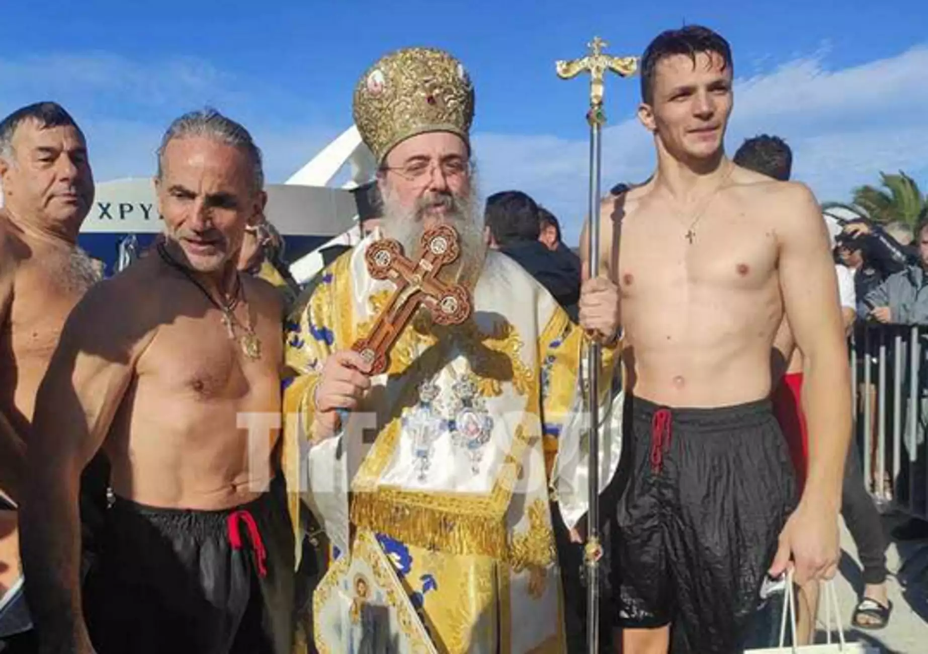 Θεοφάνεια στην Πάτρα: Φοιτητής κατάφερε να πιάσει πρώτος τον Τίμιο Σταυρό – Προσπαθούσε 8 χρόνια 