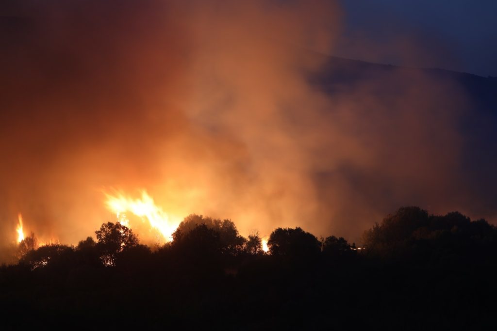 Λασίθι: Φωτιά σε χορτολιβαδική περιοχή – Στην περιοχή πνέουν ισχυροί άνεμοι