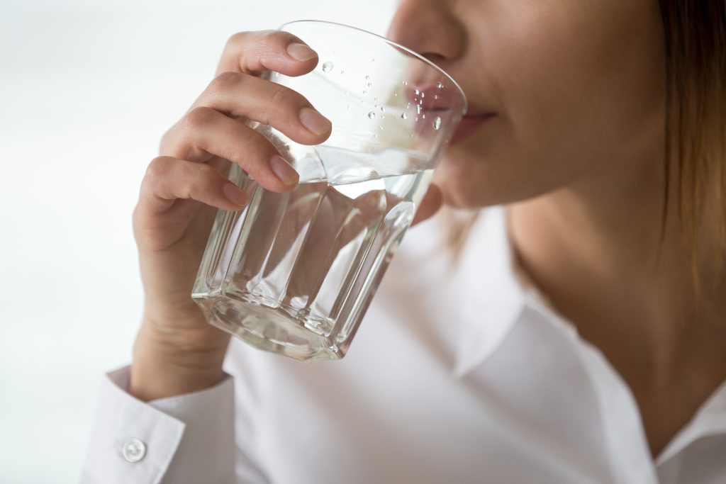 Αλήθεια ή μύθος ότι πρέπει να πίνουμε 8 ποτήρια νερό την ημέρα;