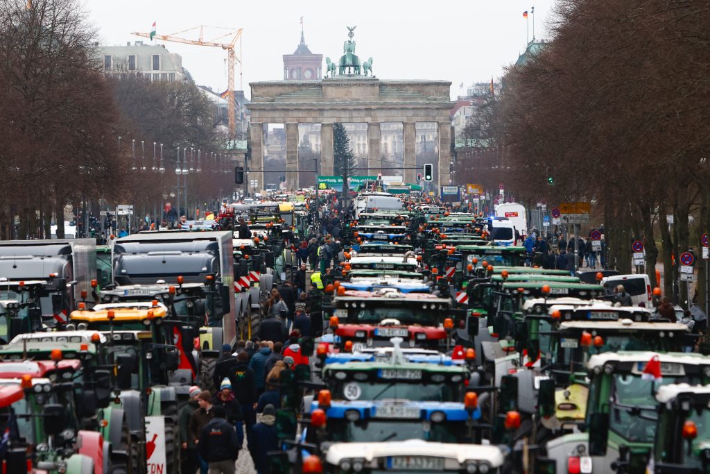 Χιλιάδες Γερμανοί αγρότες απαιτούν φθηνή ενέργεια και προειδοποιούν με… lockdown την κυβέρνηση Ο.Σολτς (βίντεο)