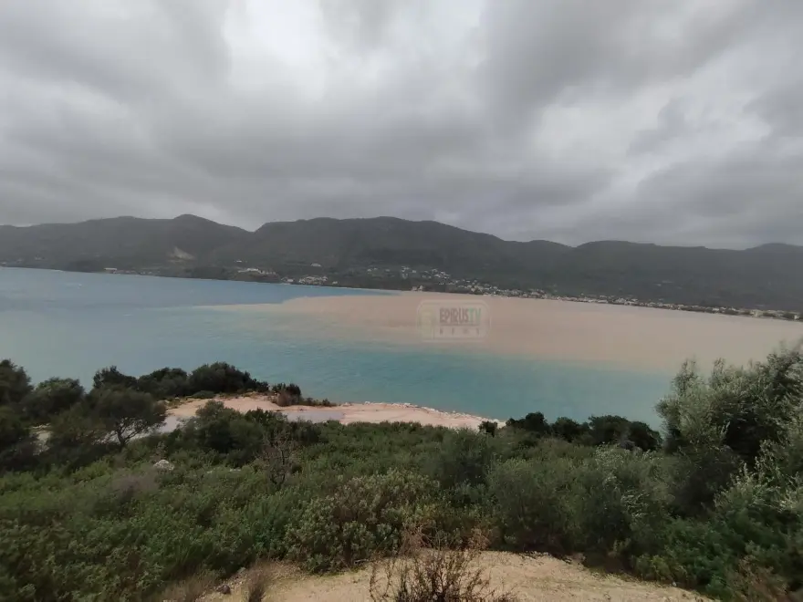 Κακοκαιρία: Η θάλασσα στην Θεσπρωτία έγινε καφέ (φωτο) 