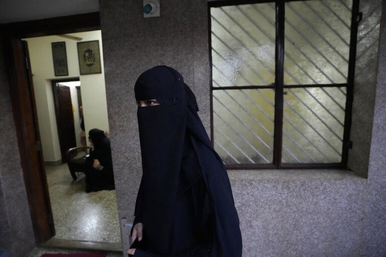 Ιρανή καταδικάστηκε σε 74 μαστιγώσεις και πρόστιμο επειδή δεν φορούσε την ισλαμική μαντίλα