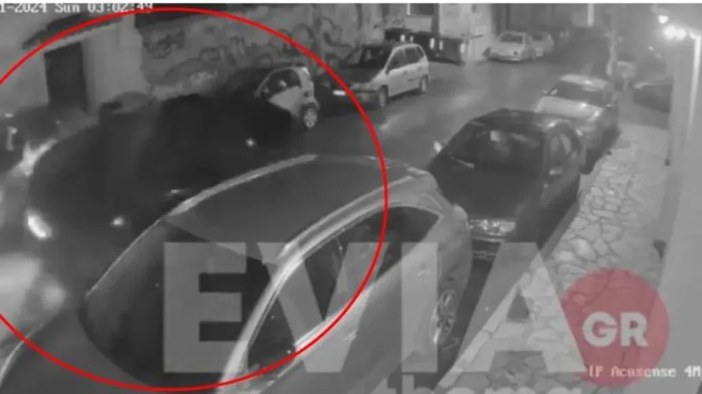 Εύβοια: Βίντεο ντοκουμέντο – Αυτοκίνητο χάνει τον έλεγχο, συγκρούεται με σταθμευμένα οχήματα και ανατρέπεται