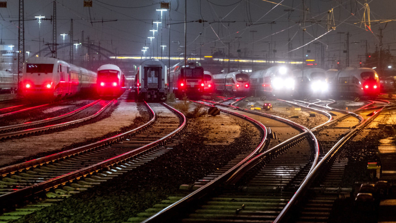 Γερμανία: Τριήμερη απεργία οι οδηγοί τρένων – Ζητούν αύξηση 555 ευρώ τον μήνα και εφάπαξ 3.000 ευρώ για τον πληθωρισμό