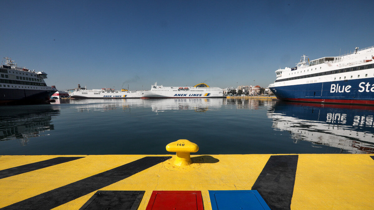 Μετά τις 17:30 ξεκινούν ξανά τα δρομολόγια των πλοίων από το λιμάνι του Πειραιά