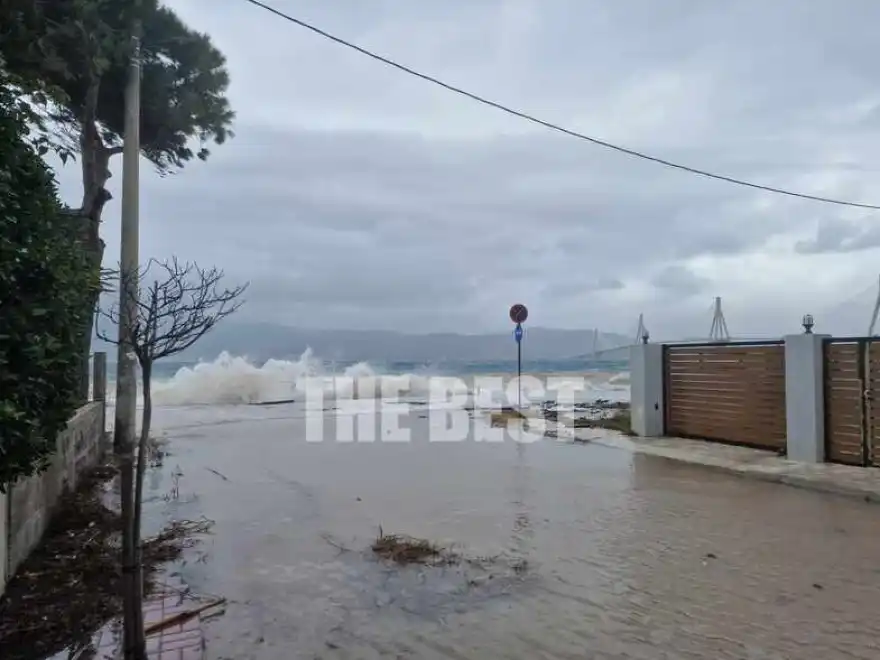 Η κακοκαιρία προκάλεσε προβλήματα στην κυκλοφορία των οχημάτων στην παραλιακή οδό του Ρίου