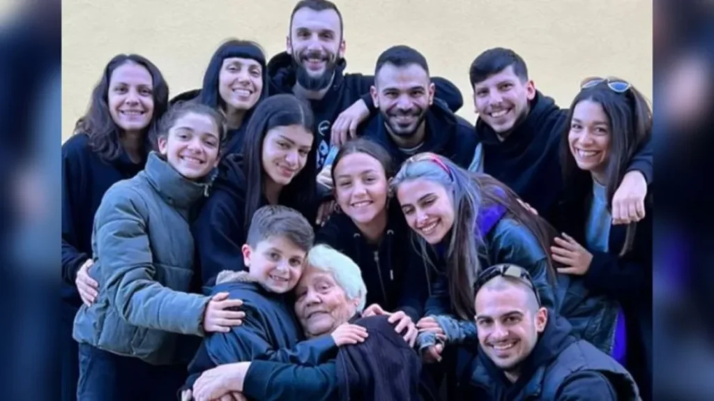 Η μητέρα του Σ.Ρόκκου ποζάρει με όλα της τα εγγόνια λίγες ημέρες μετά τον θάνατο του γιου της (φωτο) 