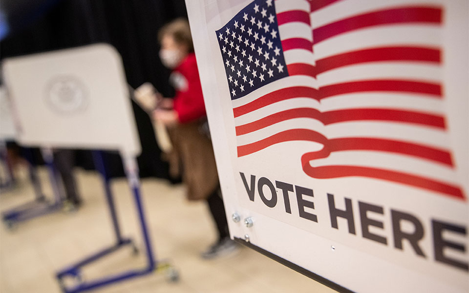 Economist: «Πώς η τεχνητή νοημοσύνη απειλεί τις εκλογές του 2024»