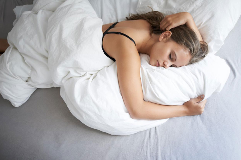 Ειδικός αποκαλύπτει: Γιατί οι έξι ώρες ύπνου εγκυμονούν σημαντικούς κινδύνους για την υγεία