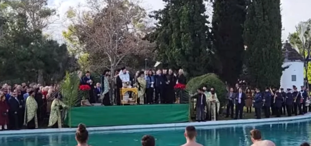 Το «άκυρο» που έριξε στον Α.Γεωργιάδη το περιστέρι στα Θεοφάνεια: Μόλις το άφησε προσγειώθηκε στο έδαφος και έφυγε