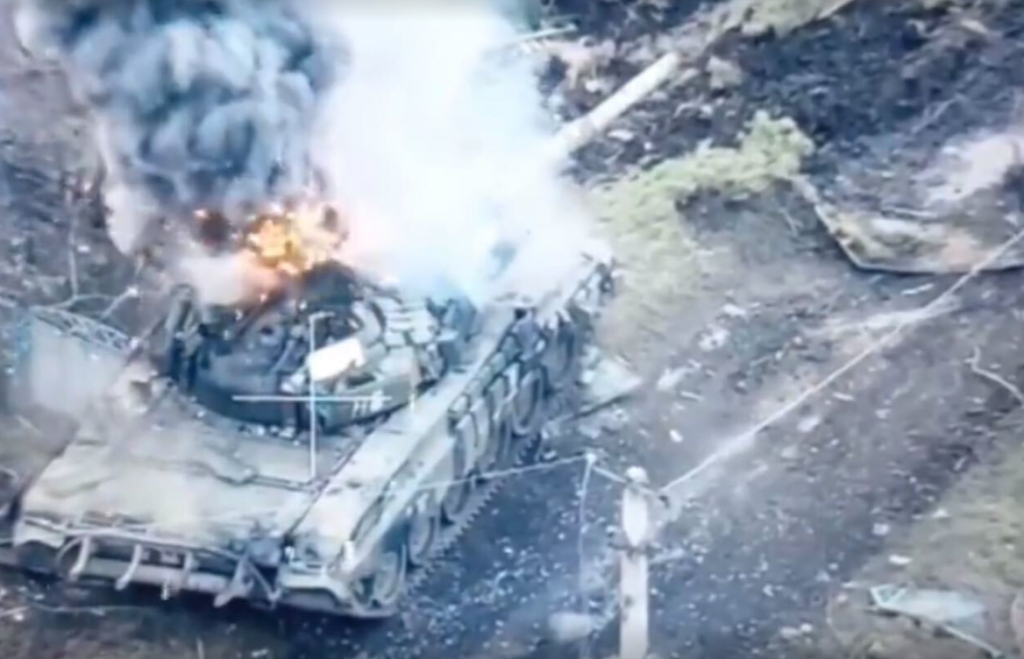 Ουκρανικό άρμα Τ-72 καίγεται στην Αβντίιβκα (βίντεο)