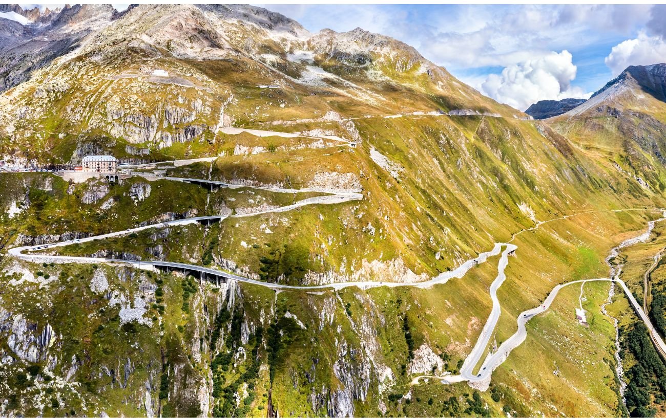Μια από τις πιο εντυπωσιακές διαδρομές των Άλπεων στην Ελβετία – Eίναι γνωστή και ως «ο δρόμος του Τ.Μποντ»