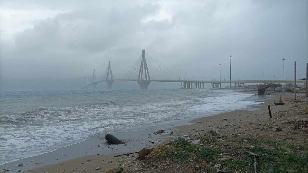 Ρίο: Άντρας διέσχισε με κανό τους πλημμυρισμένους δρόμους (βίντεο)