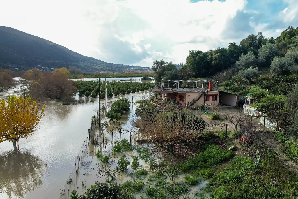 Θεσπρωτία: «Ξεχείλισε» από την κακοκαιρία ο ποταμός Καλαμάς και «έπνιξε» αγροτικές εκτάσεις (φώτο-βίντεο)