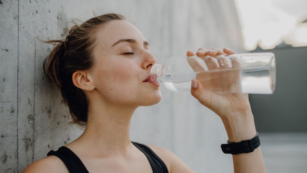 Αυτά είναι τα σημάδια που φανερώνουν ότι πρέπει να πίνεις περισσότερο νερό