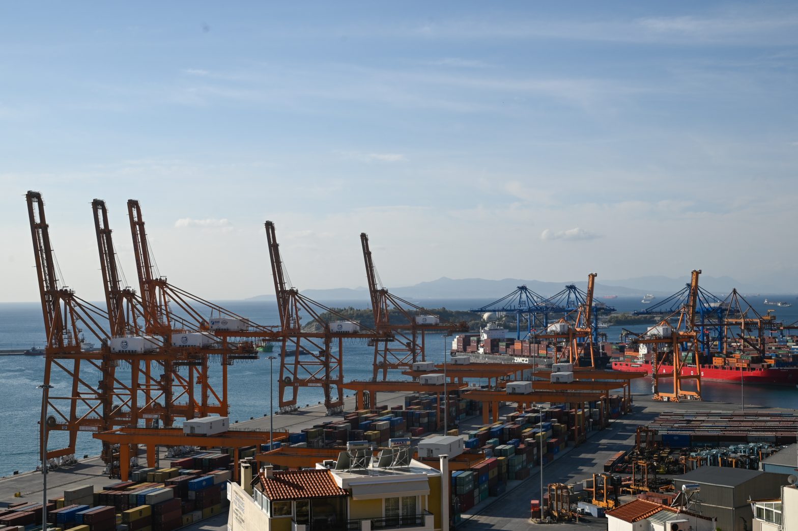 Πέραμα: Κοντέινερ έπεσε πάνω σε ανυψωτικό όχημα λόγω των ισχυρών ανέμων