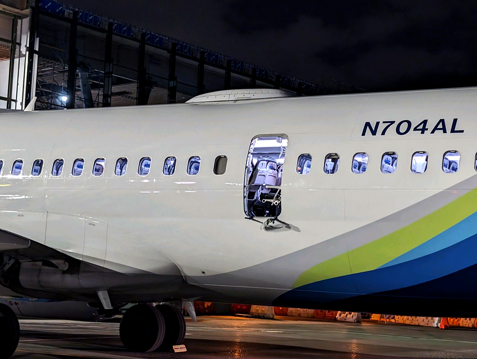 Εντοπίστηκε άθικτο ένα iPhone που έπεσε από το αεροσκάφος της Alaska Airlines όταν αποκολλήθηκε η πόρτα (φώτο)