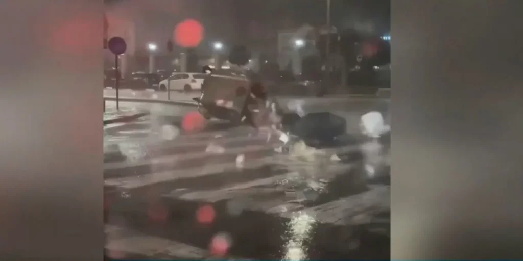Θεσσαλονίκη: Κάδοι «έκοβαν» βόλτες στους δρόμους από τον δυνατό άνεμο γεμίζοντάς τους σκουπίδια (βίντεο)