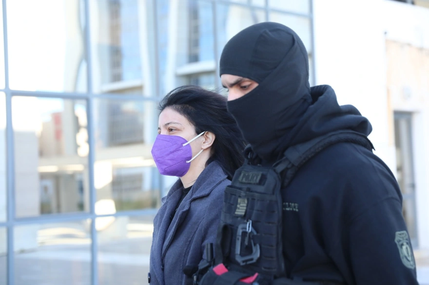 Ένταση στη δίκη για τον βιασμό της 12χρονης στον Κολωνό – Η μητέρα της επιτέθηκε στον Μίχο στο δικαστήριο