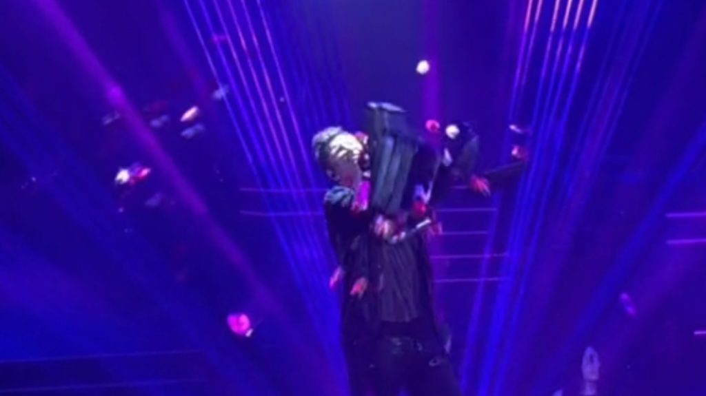 Σάκης Ρουβάς: «Έφαγε» πανέρια με λουλούδια στο πρόσωπο και έκανε τον «γύρο του διαδικτύου» (βίντεο)