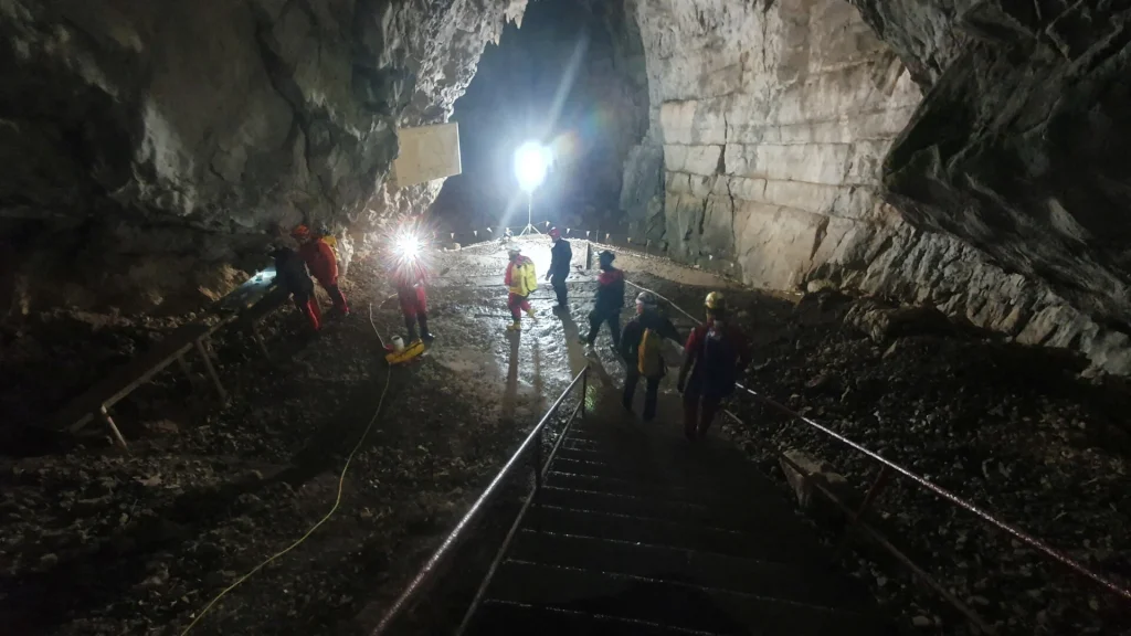 Σλοβενία: Ξεκίνησε η επιχείρηση διάσωσης των πέντε εγκλωβισμένων σε σπήλαιο