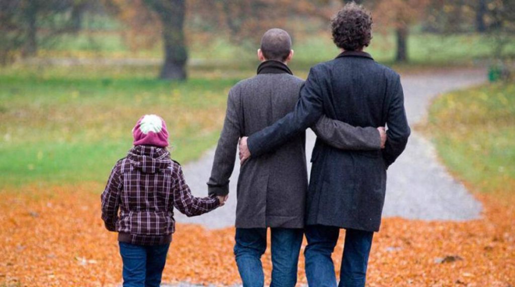 Τι θα προβλέπει αρχικά το νομοσχέδιο της κυβέρνησης για τα ομόφυλα ζευγάρια και την τεκνοθεσία