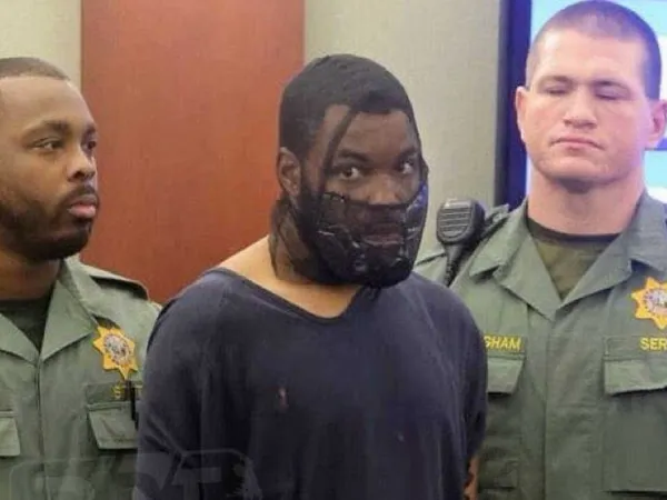 Λας Βέγκας: Αλυσοδεμένος χειροπόδαρα και με ειδική μάσκα πήγε στο δικαστήριο ο 30χρονος που επιτέθηκε στη δικαστή (φώτο)