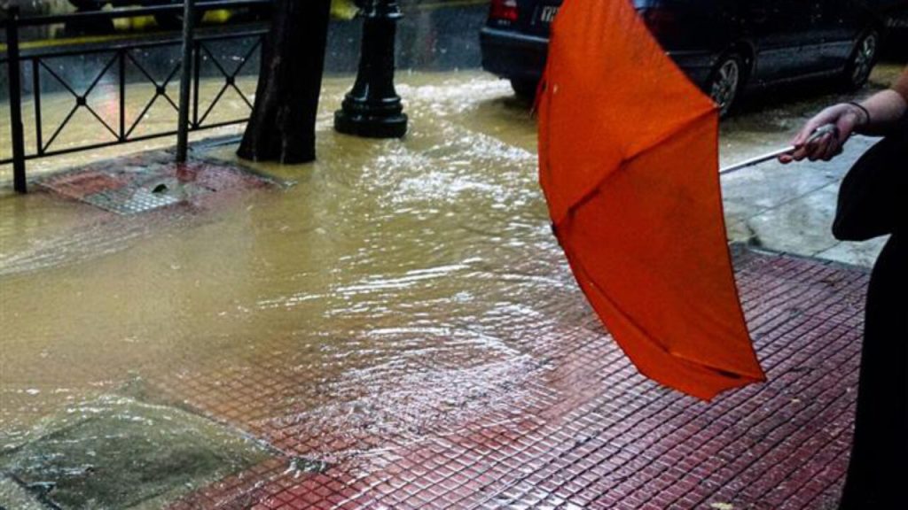 Ο δήμος Βόλου συστήνει αποφυγή άσκοπων μετακινήσεων λόγω της έντονης βροχόπτωσης