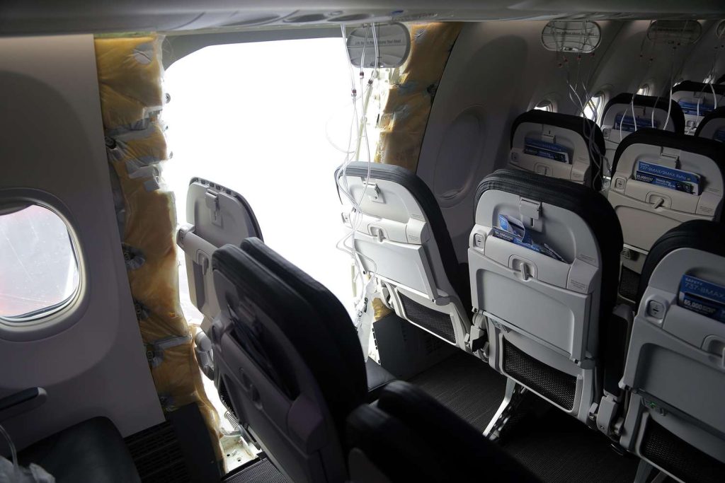 Alaska Airlines: «Ακούσαμε έναν δυνατό θόρυβο – Νόμιζα ότι είχε εκραγεί η μηχανή» λέει επιβάτιδα